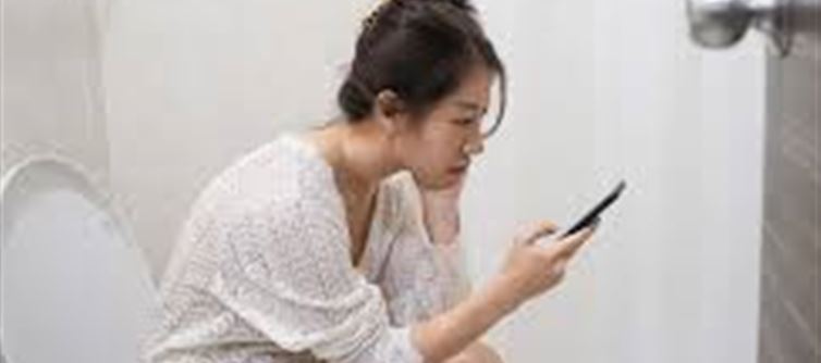 Health risks of sitting in the toilet with mobile phones..!?