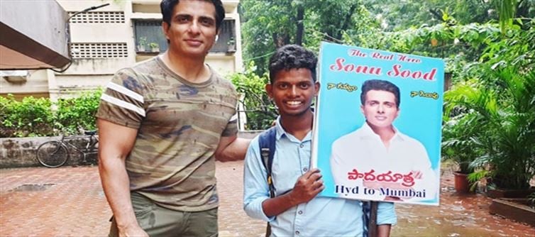 सोनू सूद से मिलने के लिए फैन ने हैदराबाद से मुंबई तक 700 किलोमीटर की दूरी नंगे पांव की