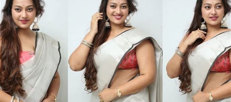 ఎస్తర్ : షాపింగ్ మాల్ లోనే నలిపేసారట
