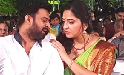 అనుష్క తో రూమర్లకు మళ్ళీ ఆద్యం పోస్తున్న ప్రభాస్ !