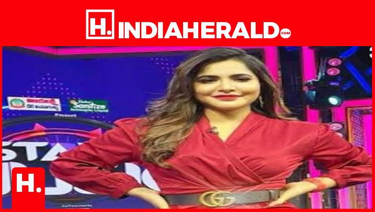 Ashi Reddy పొట్టి పొట్టి బట్టల్లో అషురెడ్డి కిరక్ ఉంది గా..