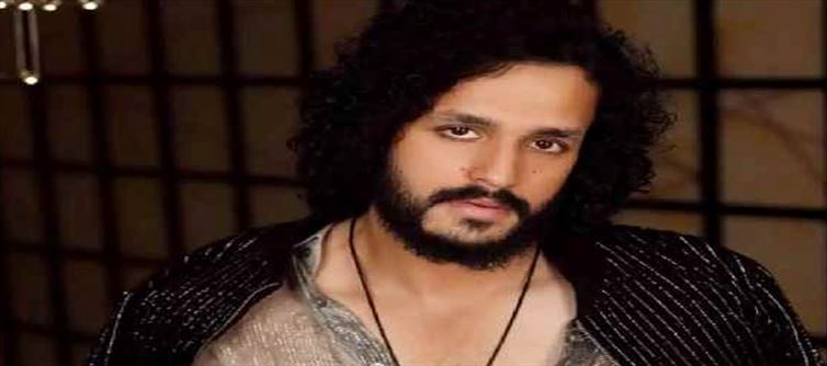 వెంకీ మామ నో చెబితే .. అఖిల్ను పట్టేసాడుగా..?