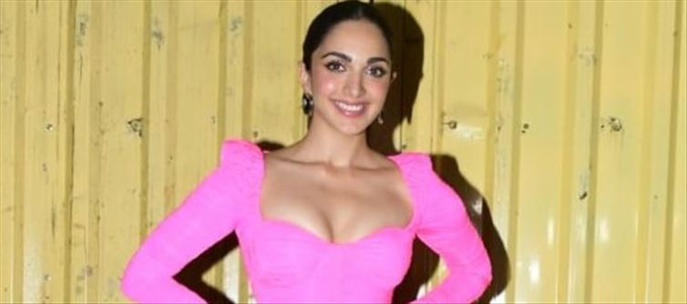 10 Bold Cleavage Photos of Kiara Advani in Pink Tight Dress