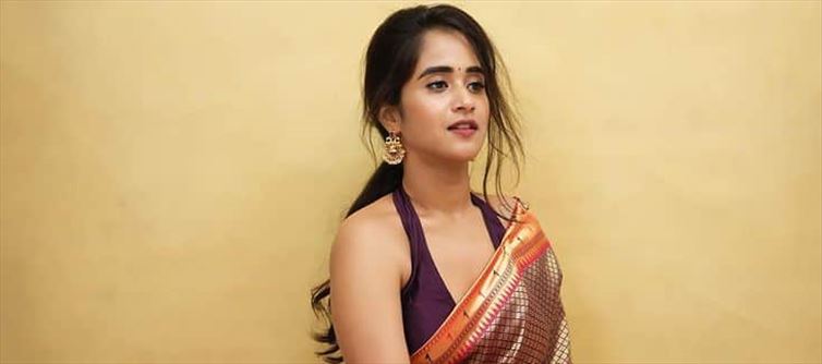 14 Hot Pics of Young Actress Curves in Saree and Sleeveless Blouse!