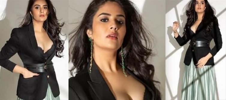 10 Hot Pics - Sreemukhi shocks with her BIG CLEAVAGE exposure