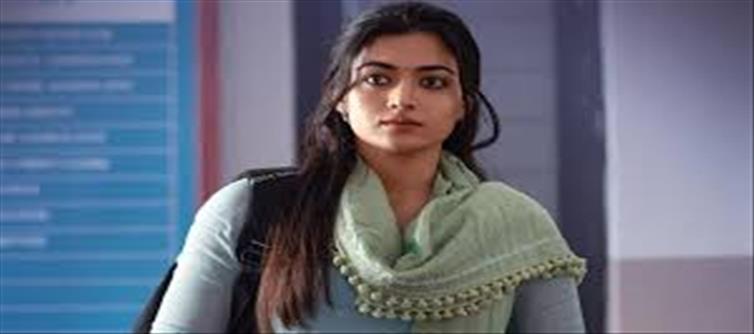 రష్మికకు మరో కొత్త కష్టం స్టార్ట్.. శని దేవతను హ్యాండ్ బ్యాగ్ లో పెట్టుకొని తిరుగుతున్నట్టుందే..!