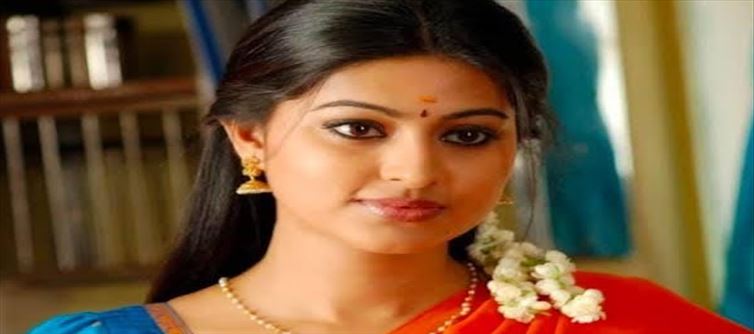 ఒక్కసారి కట్టిన చీరను మరోసారి ముట్టుకోదు.. ఇంతకీ ఆ హీరోయిన్ ఎవరంటే?
