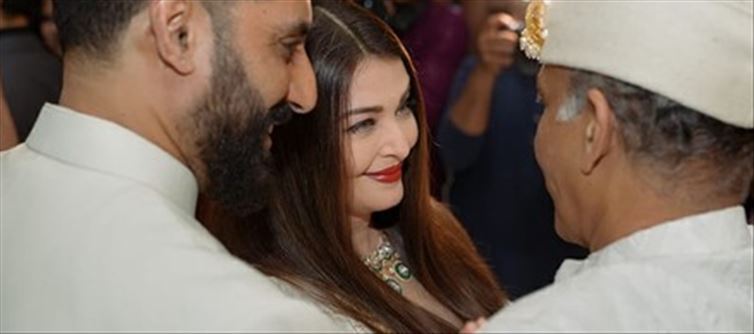 Aishwarya Rai And Abhishek Bachchan Twin At Ashutosh Gowariker's Son's Wedding, Posing With The Newlyweds. See Pics.