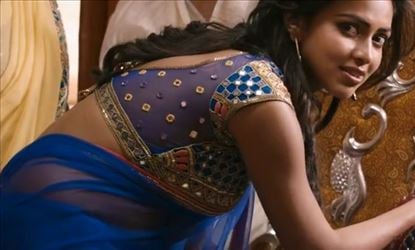 மூலிகை பானம் விற்கும் அமலா பால்!