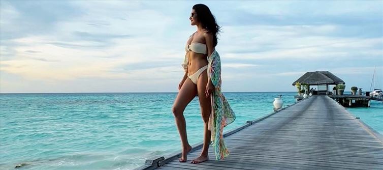 Another star heroine's Bikini Treat from Maldives