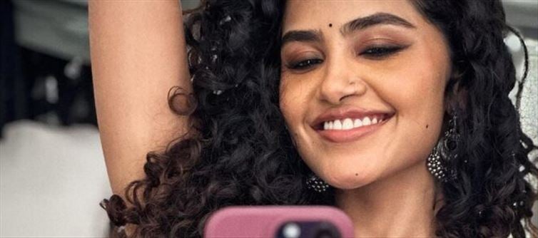 Anupama Parameswaran Rocks in Blue Saree