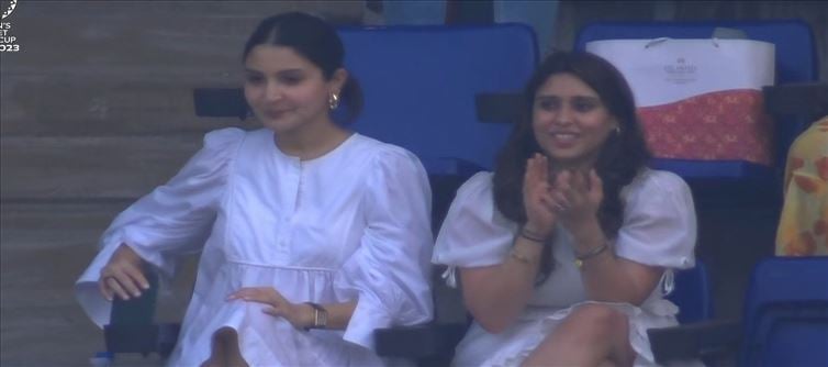 Amid Anushka Sharma pregnancy rumors, actress seemingly spotted with a baby bump