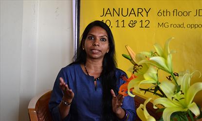 இயக்குனராக என்ட்ரி கொடுக்கும் பெண் பாடலாசிரியை