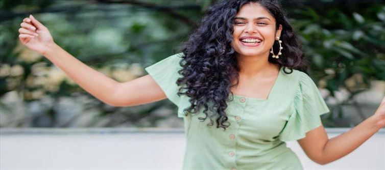 లైట్ గ్రీన్ కలర్ పొట్టి డ్రెస్ లో... క్యూట్ స్మైల్ తో కుర్రకాలను అలరిస్తున్న ఫరియా అబ్దుల్లా..!