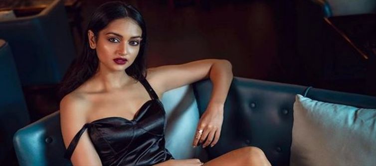 అవకాశాలు ఇవ్వండి అంటూ కన్నీళ్లు పెట్టుకుంటున్న టాలీవుడ్ హీరోయిన్..!