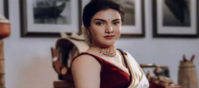 హానీరోజ్ ఫిర్యాదులో భారీ ట్విస్ట్.. ఏకంగా 27 మందిపై కేస్..!