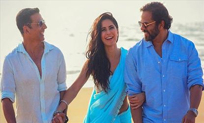 समुंदर किनारे अक्षय कुमार और रोहित शेट्टी के हाथों में हाथ डाले नजर आई कैटरीना