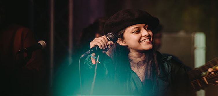 'মানিকে মাগে হিতে'