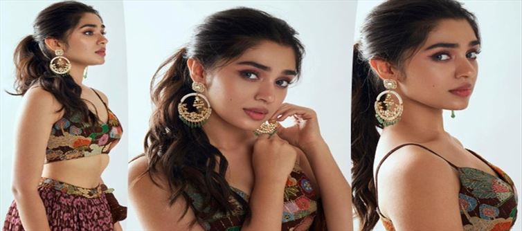 అవకాశాల కోసం గ్లామర్ డోస్ పెంచేస్తున్న కృతి శెట్టి..!!