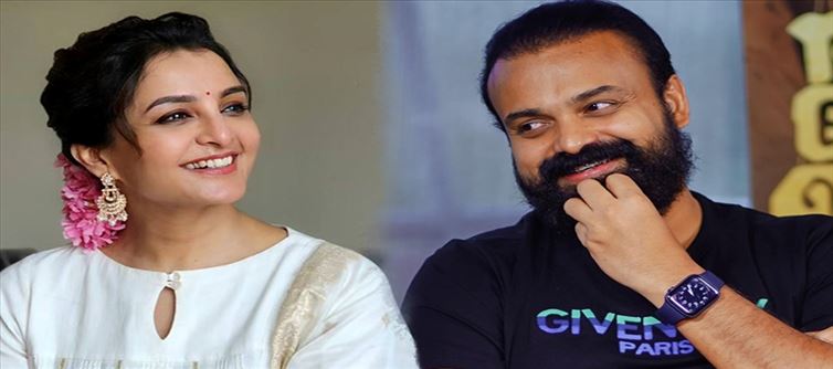ചാക്കോച്ചന്റെ സിനിമ കാണാൻ മഞ്ജുവും ഒപ്പം മമ്മിയും പ്രിയയും!