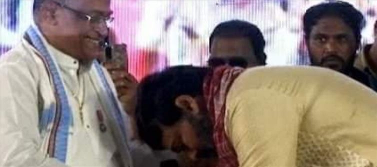 Mega Fans Showing The Troll Avadanam To Garikapati
