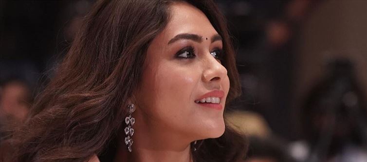 Mrunal Thakur Comes Out Unhurt!