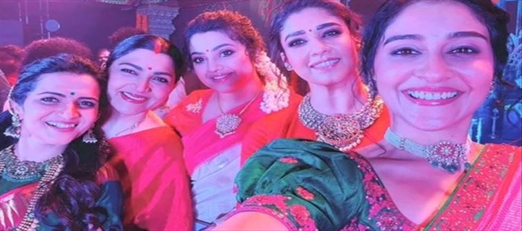 മീനയെ ഇത്രയും അവഗണിക്കാൻ എന്താണ് കാരണം; സോഷ്യൽ മീഡിയയിൽ ചർച്ചയായി താരങ്ങൾ!