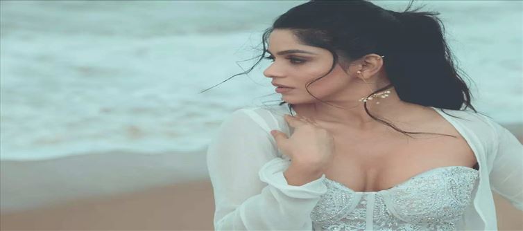Netizens trolling bachelor fame Divya Bharati....!
