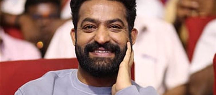 ఎన్టీఆర్ లేటెస్ట్ లుక్ పై ట్రోల్స్.. అసలు కారణం అదేనా..?