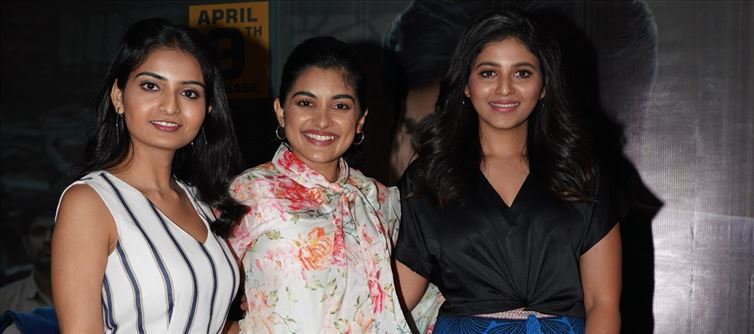 ఆ ముగ్గురు కుర్ర హీరోయిన్ల కెరీర్ మటాష్ చేసిన పవన్..!