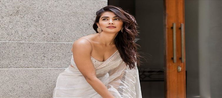 అల్లు అర్జున్ మూవీపై పూజా హెగ్డే కామెంట్స్.. ఫ్యాన్స్ ఫైర్?