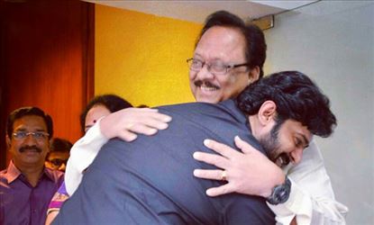 కృష్ణంరాజుకు 100 కోట్లు కురిపించబోతున్న ప్రభాస్ ప్రకటన !