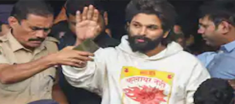 Protest outside Allu Arjun's house ...?