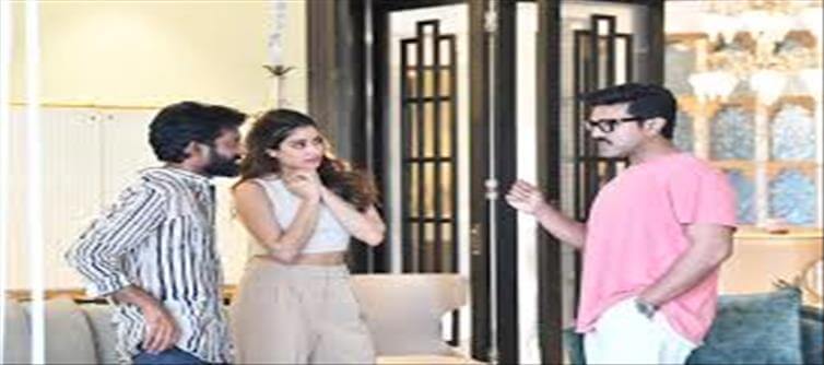 రామ్ చరణ్ సెన్సేషనల్ డెసీషన్..జాన్వీకి భారీ బొక్క పడ్డిందిగా..!