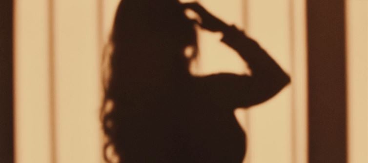 ముసలి హీరోతో ముద్దు కోసం పెళ్లికాని సీనియర్ బ్యూటీ క్రేజీ కండీషన్..డైరెక్టర్ మైండ్ బ్లాక్..!