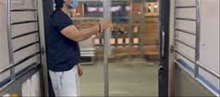 Shoaib Ibrahim went out with friends-traveled in train!