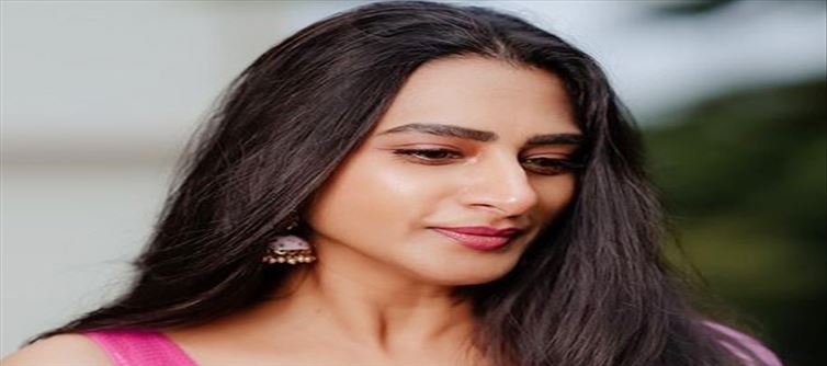 రెచ్చిపోతున్న సురేఖవాణి... అలాంటి బట్టలతో బీచ్ లో రచ్చ రచ్చ!