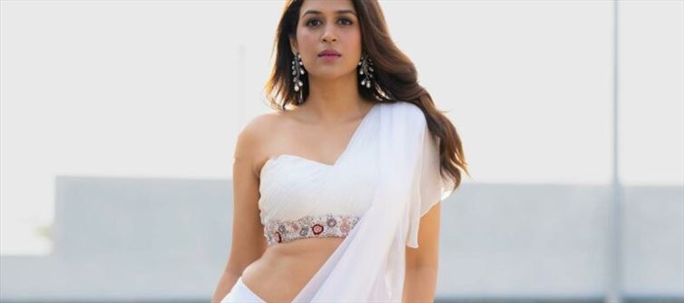 Tempting Fleshy Curves by Hot Actress - 10 Photos
