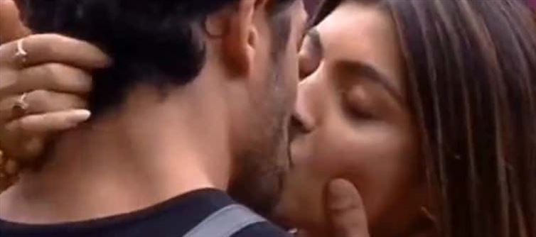 VIDEO - Bigg Boss - Two Contestants Lip Kiss During A Task!