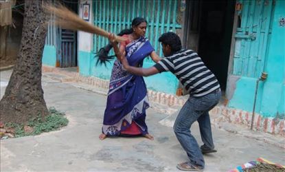கணவனை பேட்டால் அடித்த மனைவி! 