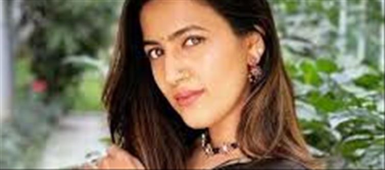 What is Niharika's monthly earnings?