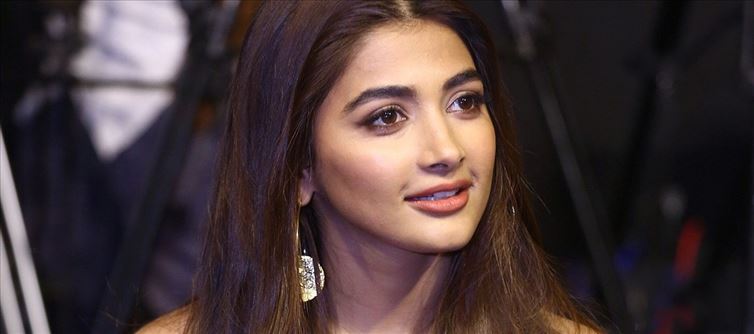 "Why are flaunting your Midriff and Navel to RC, Pooja?" - HOT VIDEO