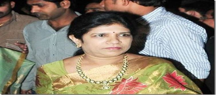 చిరు భార్య సురేఖకు రామ్ చరణ్ కంటే ఆ హీరో అంటేనే ఇష్టమా.. అసలు కారణం ఇదే..?