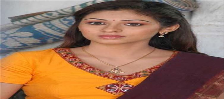 టాలీవుడ్ స్టార్ హీరోయిన్ అవ్వాల్సిన సదా కెరీర్ను దెబ్బ కొట్టిన స్టార్ డైరెక్టర్..?