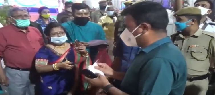 शादी समारोह में अचानक पहुंचें DM, पुजारी-रिश्तेदार जो सामने आया उसके जड़ा थप्पड़