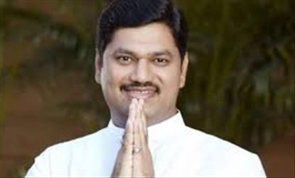 अखेर त्या मुलाच्या भावनिक निबंधाची धनंजय मुंडेंनी घेतली दखल