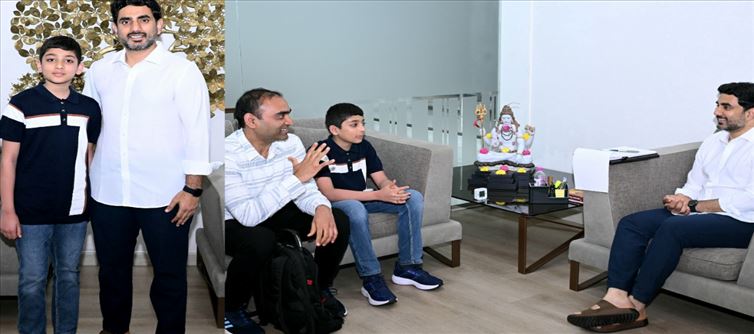 మంత్రి నారా లోకేష్తో 11 ఏళ్ల టెక్ పిడుగు.. ఎవరా అఖిల్ .. !