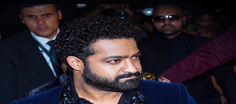 "కాల్ చేసి మరీ..ఆ పాన్ ఇండియా డైరెక్టర్ కి వార్నింగ్ ఇచ్చిన ఎన్టీఆర్".. ఏమైందంటే..?
