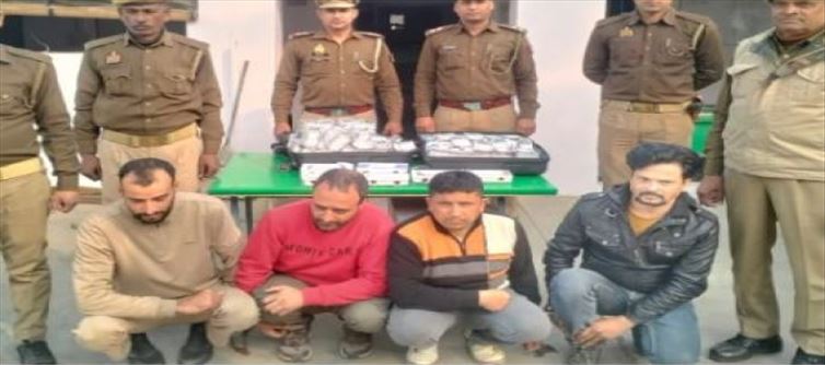 What do the police officers say about the fake note gang in Aligarh?