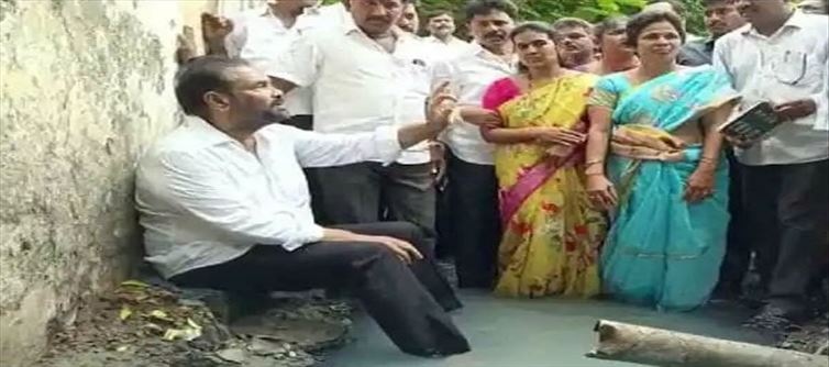 AP: డ్రైనేజీలో కూర్చున్న ఎమ్మెల్యే?